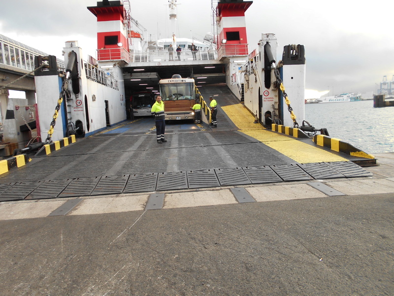 Embarcation sur le ferry . . . en marche arrière  Dscn1517