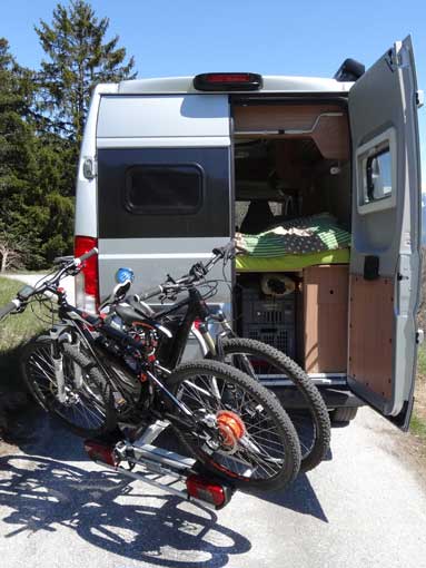 Ouverture portes avec porte-vélo sur attelage Pv041010