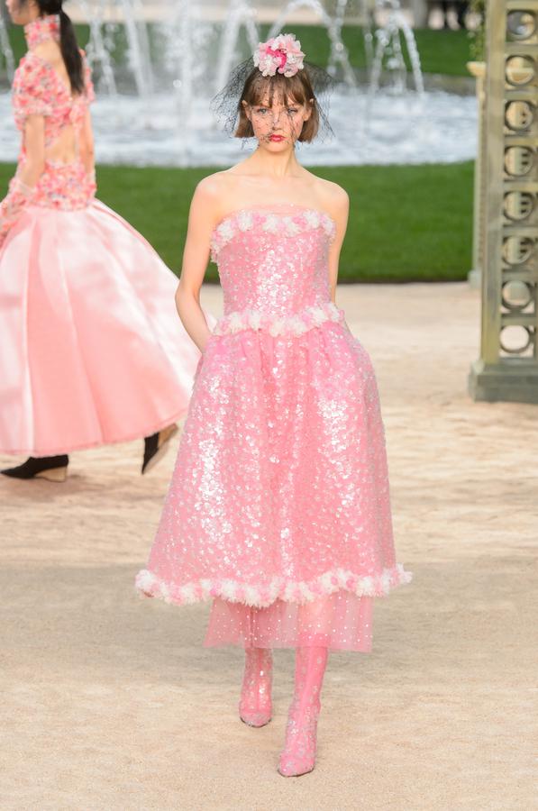 Karl Lagerfeld transforme le Grand Palais en jardin versaillais pour Chanel Defile13