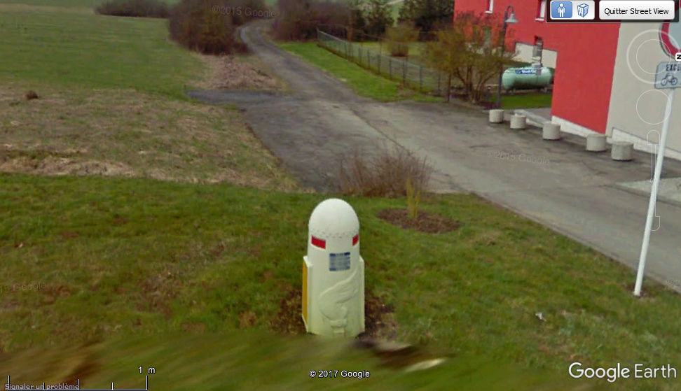 STREET VIEW : borne routière qui marque la frontière entre des départements Borne11