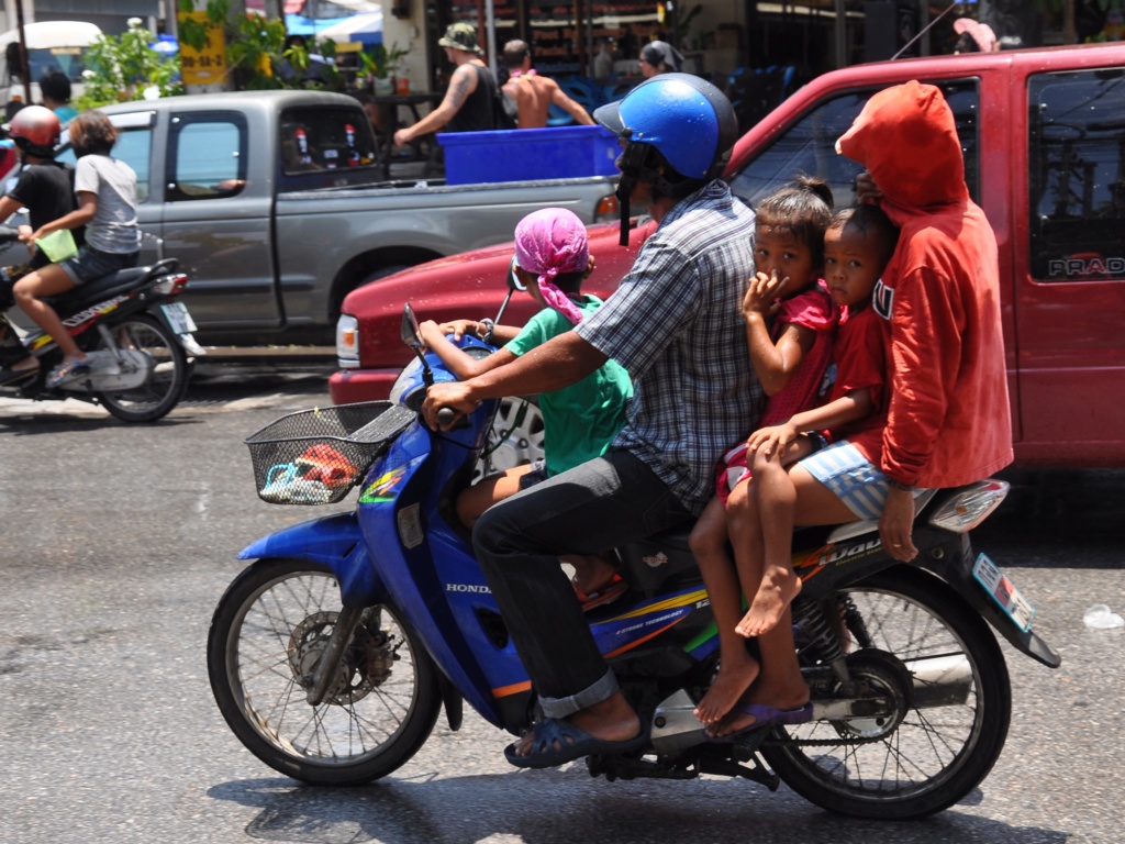 Fil parallèle concours photo février 2024 : Ça roule, ma poule Sk_2_110