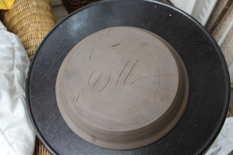 Grand plat ceramique femme et poussette signature en dessous à identifier Img_0510