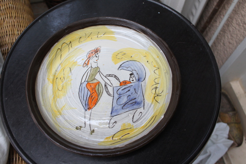 Grand plat ceramique femme et poussette signature en dessous à identifier Img_0511