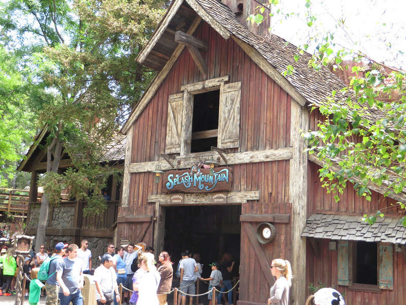 Frontierland Theater [Frontierland - 2019] - Page 5 Critte12