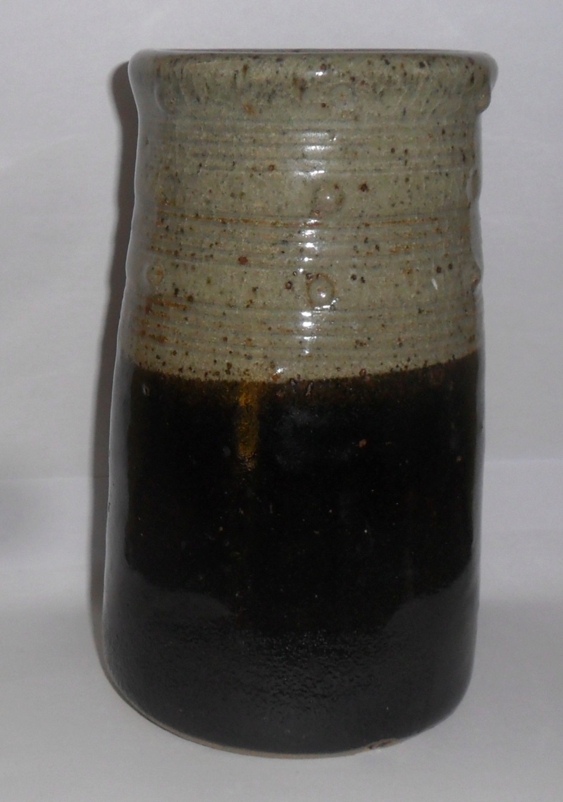 Studio pottery vase with H mark, or two lines and a central dot backstamp Sam_8016
