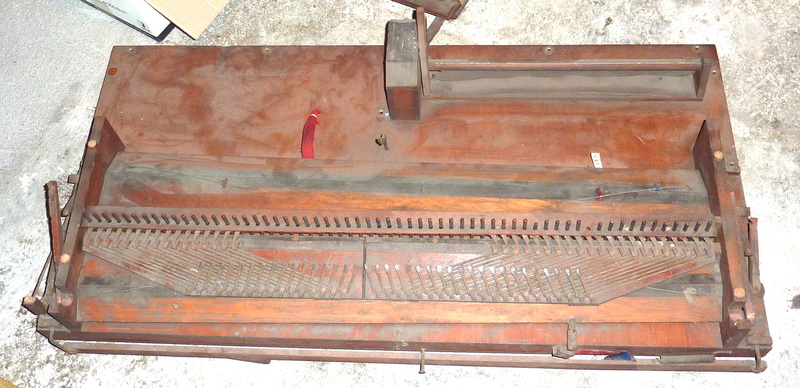 Un reed organ W. Bell & Co P1050010