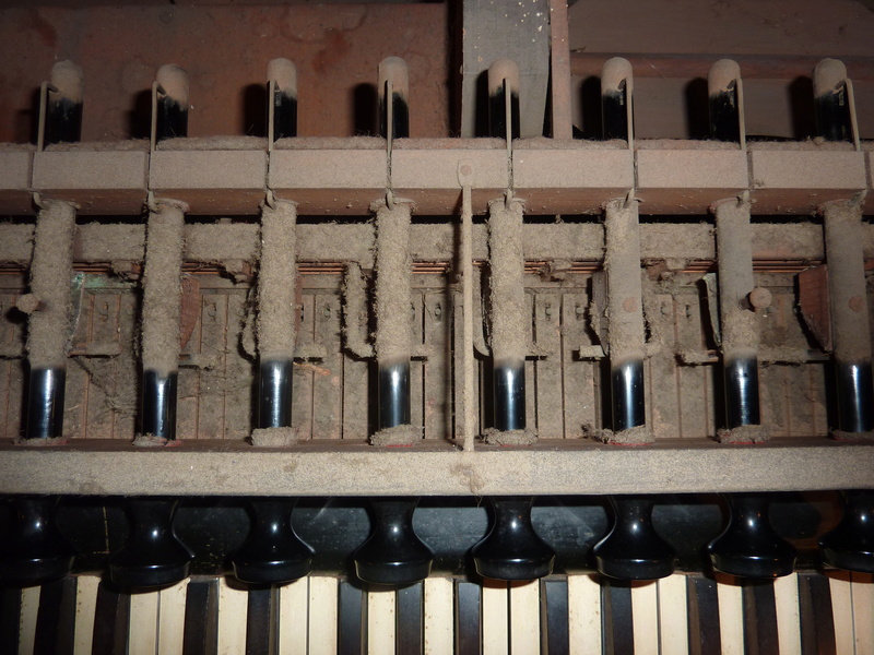 Un reed organ W. Bell & Co P1050012