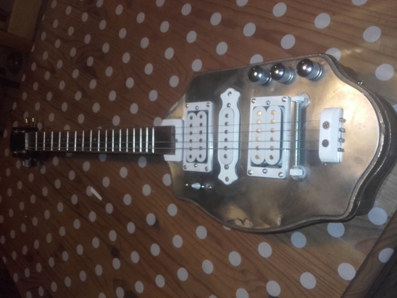 zeno box guitar vieille boite métal 20171210