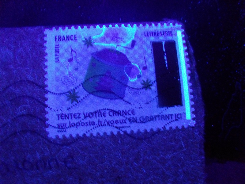 timbre à gratter avec une tache de phospho Gedc0278