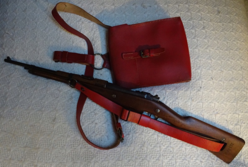 Bretelle pour Mousqueton Berthier M16 et sacoche de cuir rouge des Troupes Sahariennes. Berthi10