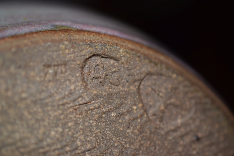 Unknown mark on pottery vase Dsc_0020
