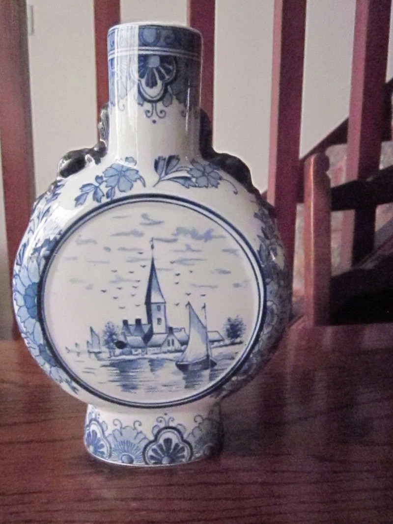 Delft vase-Age?? S-l16013