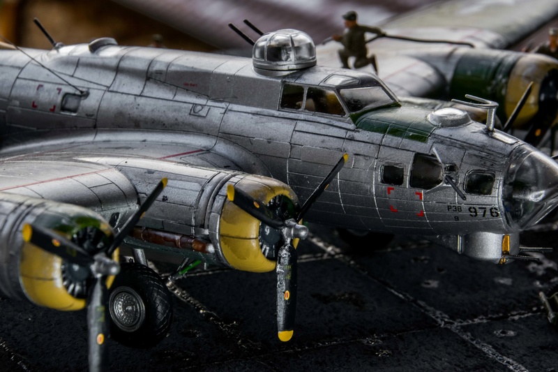 B17 Revell, son équipage et les équipes au sol avec matériels 00410