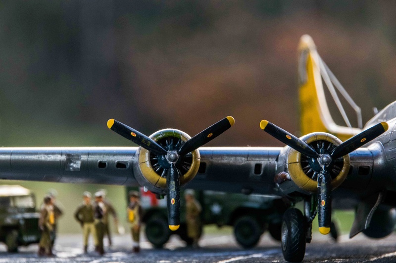 B17 Revell, son équipage et les équipes au sol avec matériels 00510