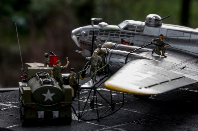 B17 Revell, son équipage et les équipes au sol avec matériels 00710