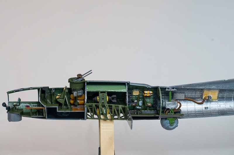 B17 Revell, son équipage et les équipes au sol avec matériels 01410