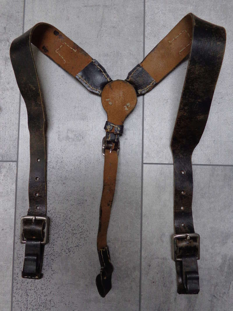 Weird leather Y-strap, where from? Dsc04522