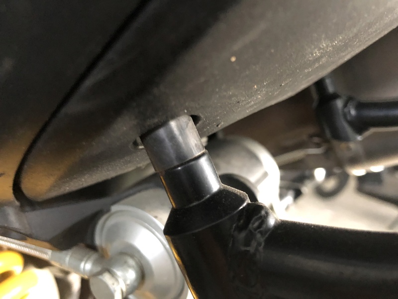 installation du kit top case 31L Ducat sur HM 939 2018-012