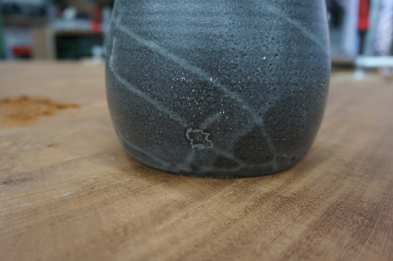 vase en grès tons gris bleu  marque oiseau ? à identifier Dsc01631