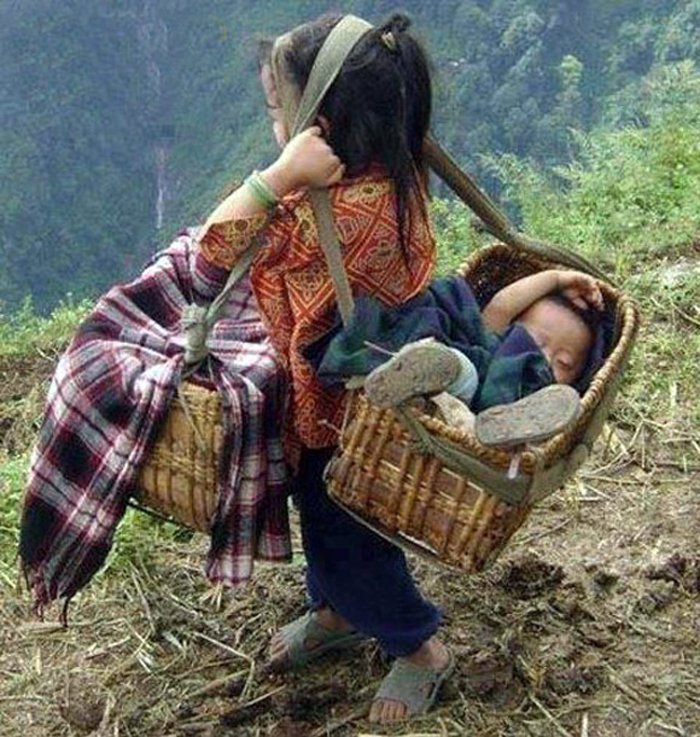 Những bức ảnh về tình yêu thương của anh em, chị em, trong cảnh nghèo, khiến người xem rơi lệ Bmlrlv10