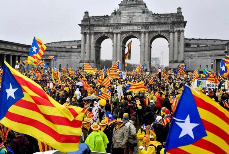 El triunfo de la nueva republica de Cataluña! - Página 12 Brusel10
