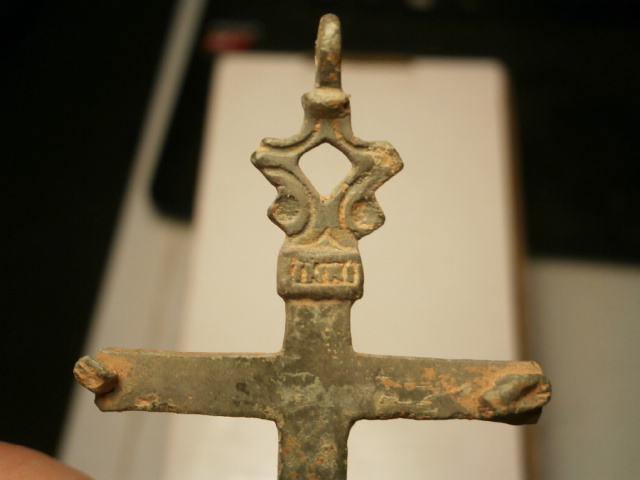 identificación (cruz sin cristo) P1040013