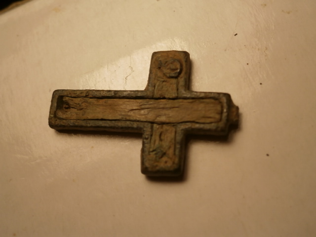Pequeña cruz sin cristo (cobre y madera) P1180017