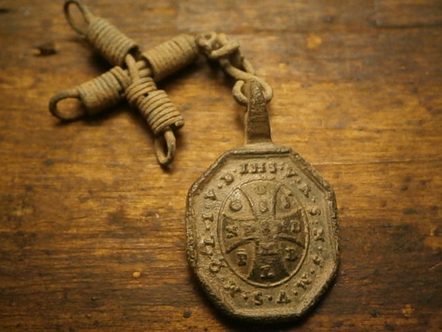 medalla religiosa San Benito P2160023
