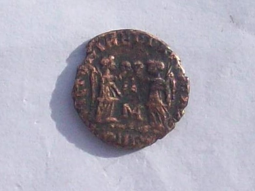 AE4 de Constancio II. VICTORIAE DD AVGGQ NN. Dos Victorias enfrentadas. Arles. 102_4225