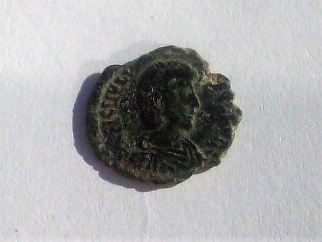 AE4 de Juliano II. SPES REI PVBLICE. Emperador a izq. 102_4616