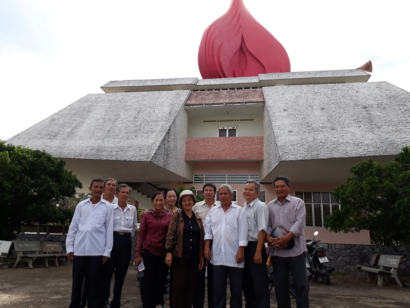 Hình đi đám tang mẹ anh Biền 20171225