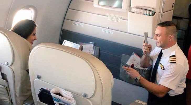  كابتن طائرة يخطب فتاة على متن طائرة الملكية الأردنية 225