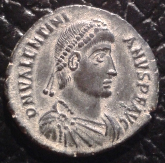 AE3 de Valentiniano I. RESTITVTOR – REIP. Valentiniano I estante de frente. Cyzicus. 20160912