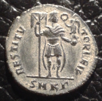 AE3 de Valentiniano I. RESTITVTOR – REIP. Valentiniano I estante de frente. Cyzicus. 20160913