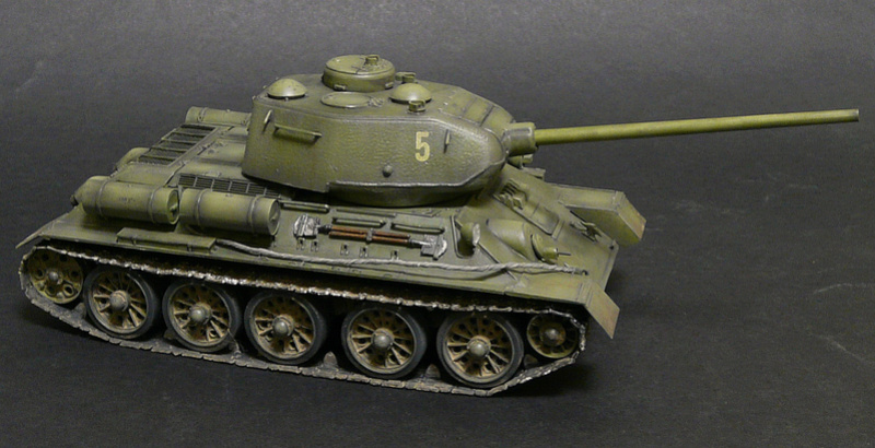 Моделист 1/35  Т-34-85 P1090112