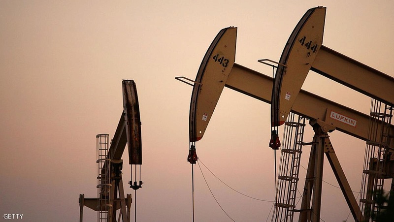 النفط يتراجع من أعلى مستوى في عامين ونصف 123