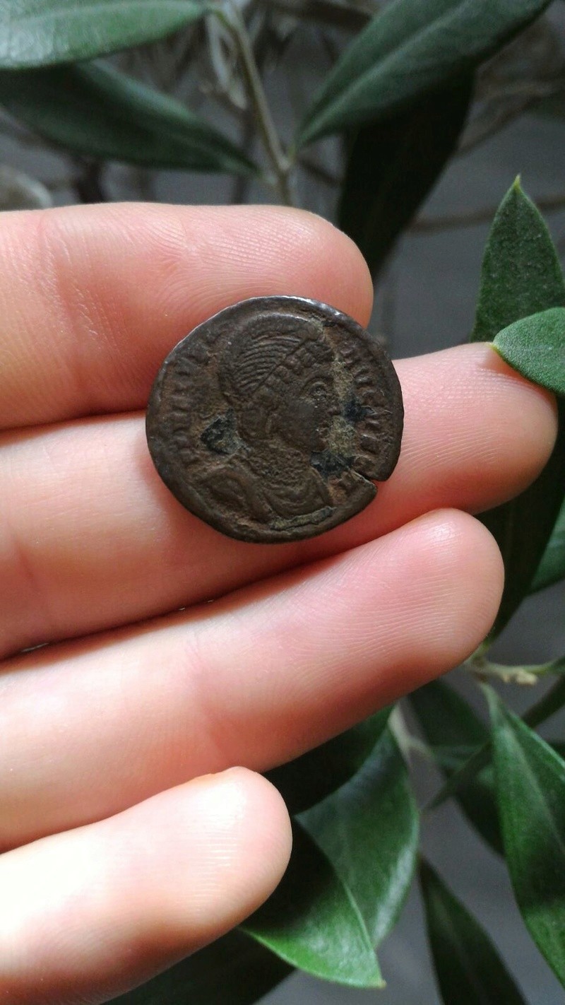 Follis de Helena. SECVRITAS REIPVBLICE. Seguritas estante a izq. Ceca Ticinum. 8410