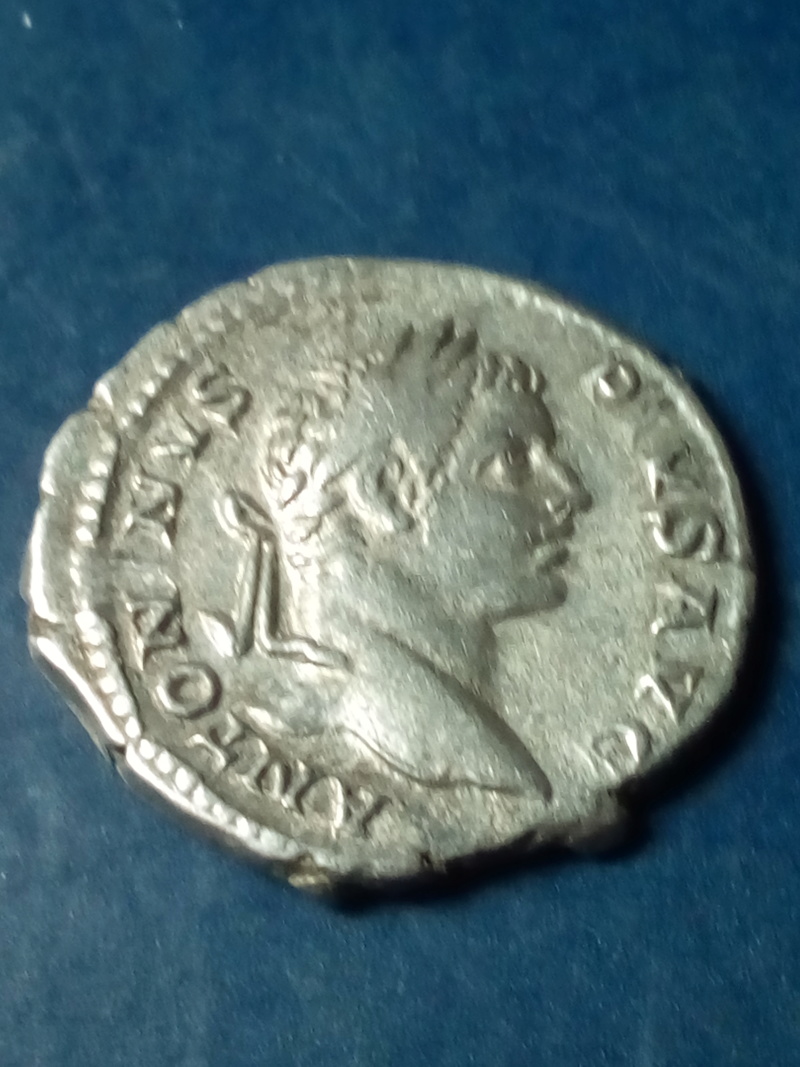 Denario de Caracalla. VOTA SVS-CEPTA X. Emperador estante a izq. efectuando sacrificio. Roma. Img_2193