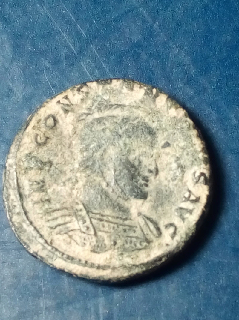AE3 de Constantino I. VICTORIAE LAETAE PRINC PERP. Arlés Img_2216