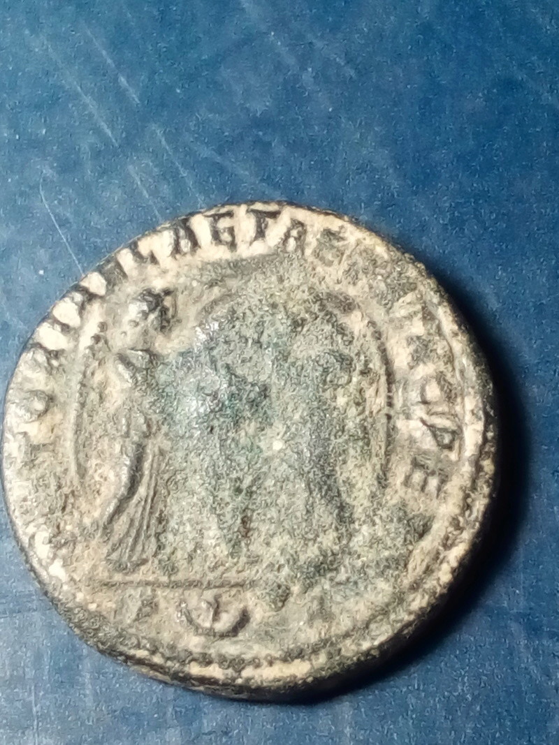 AE3 de Constantino I. VICTORIAE LAETAE PRINC PERP. Arlés Img_2217