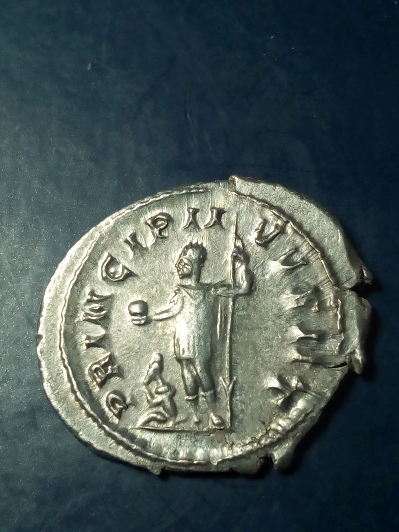 Antoniniano de Filipo II. PRINCIPI IVVENT. Cesar a izq. con cautivo a sus pies. Roma Img_2227