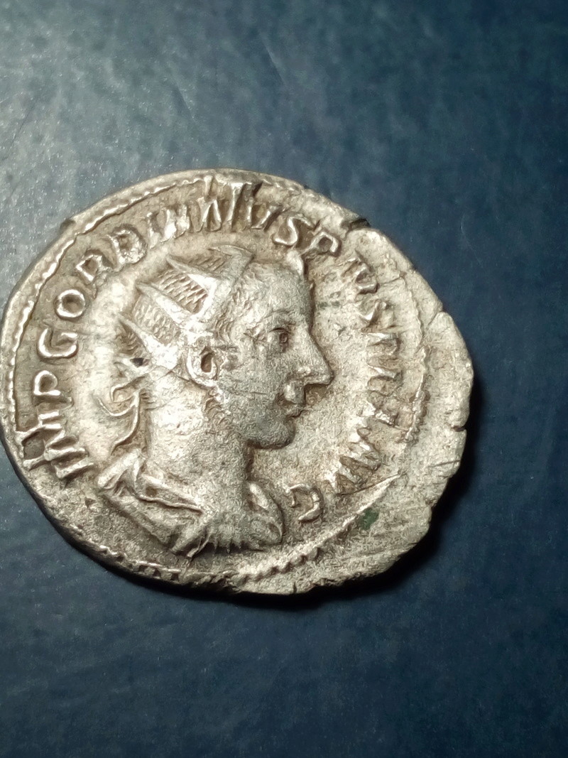Antoniniano de Gordiano III. P M TR P VI COS II P P. Gordiano III estante a dcha. Roma. Img_2231