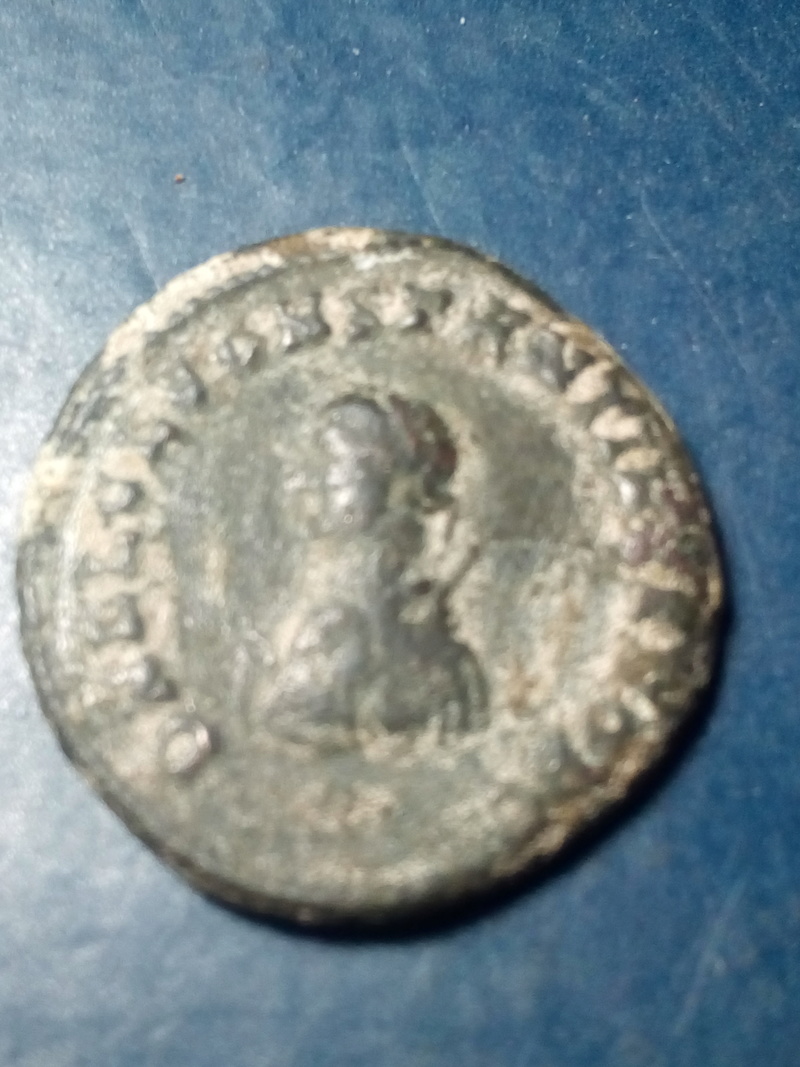 Nummus de Constantino II. PROVIDENTIAE CAESS.Puerta de campamento de 3 torres. Heraclea. Img_2239