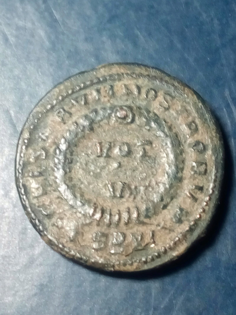 AE3 de Constantino II.CAESARVM NOSTRORVM / VOT V. Tesalónica. Img_2242