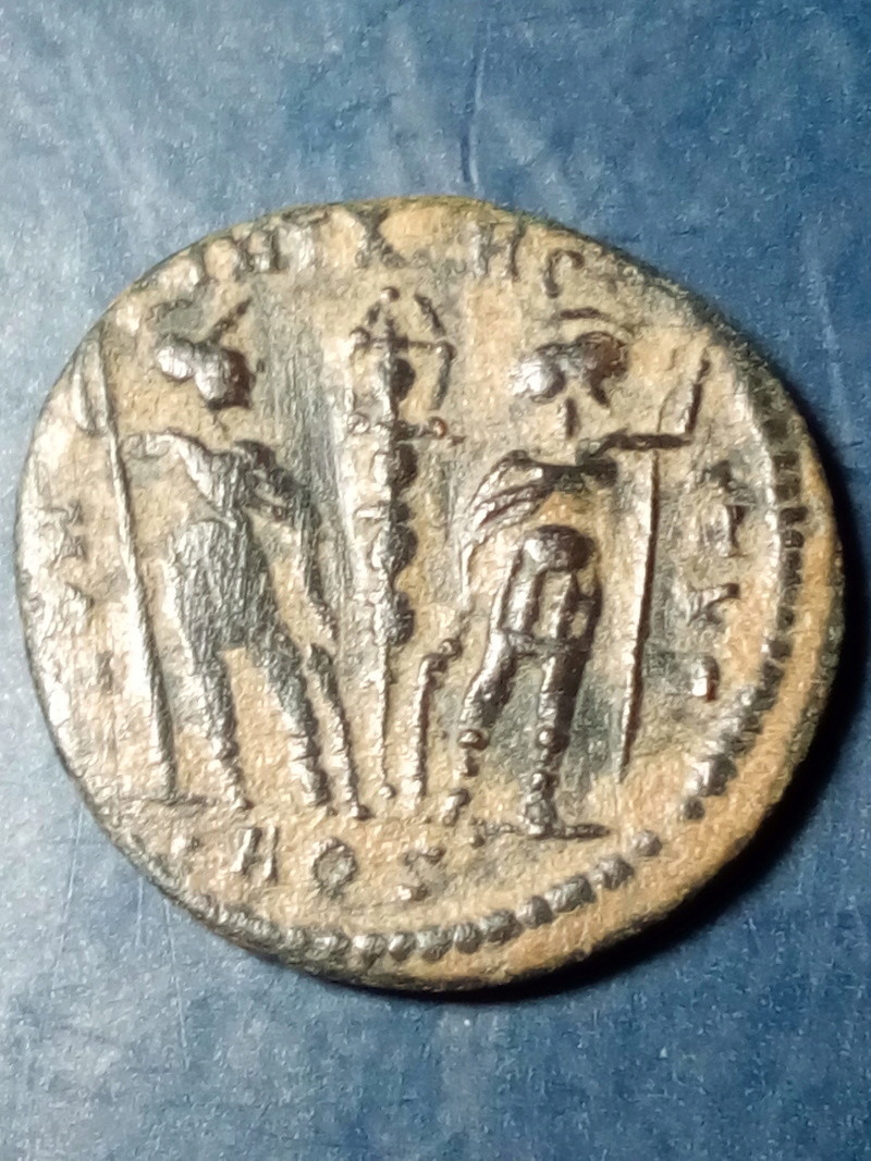 AE4 de Constantino II. GLORIA EXERCITVS. Soldados entre un estandarte. Aquilea Img_2268