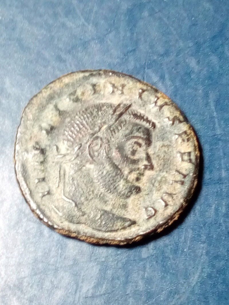 Nummus de Licinio I. IOVI CONSERVATORI. Júpiter a izq. Ticino Img_2273
