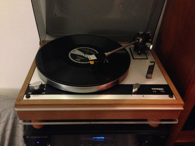 Gira-Discos em cima do amplificador Thoren10