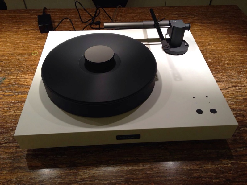 Bergmann Magne Air Bearing Turntable (White Velvet/Anthracite) W/0 Cartridge Whatsa15