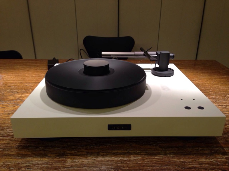 Bergmann Magne Air Bearing Turntable (White Velvet/Anthracite) W/0 Cartridge Whatsa16