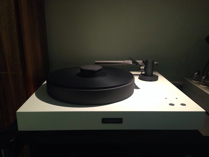 Bergmann Magne Air Bearing Turntable (White Velvet/Anthracite) W/0 Cartridge Whatsa17